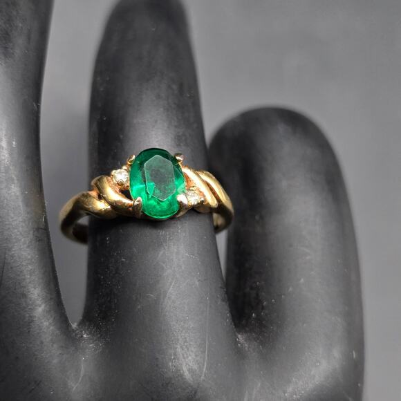 DAC Green Glass Rhinestone Ring Gold Tone Size 7 Costume Jewelry - Picture 1 of 10